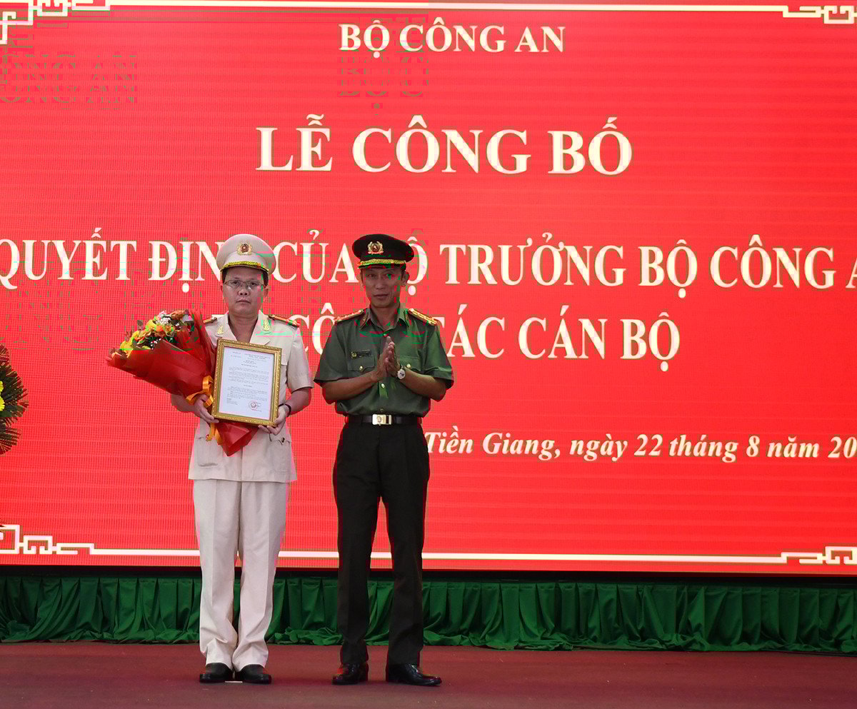 Đại tá Nguyễn Minh Tân (bên trái) nhận nhiệm vụ Phó Giám đốc Công an tỉnh Tiền Giang năm 2023. Ảnh: Đặng Thanh. Đại tá Nguyễn Minh Tân (bên trái) nhận nhiệm vụ Phó Giám đốc Công an tỉnh Tiền Giang năm 2023. Ảnh: Đặng Thanh.