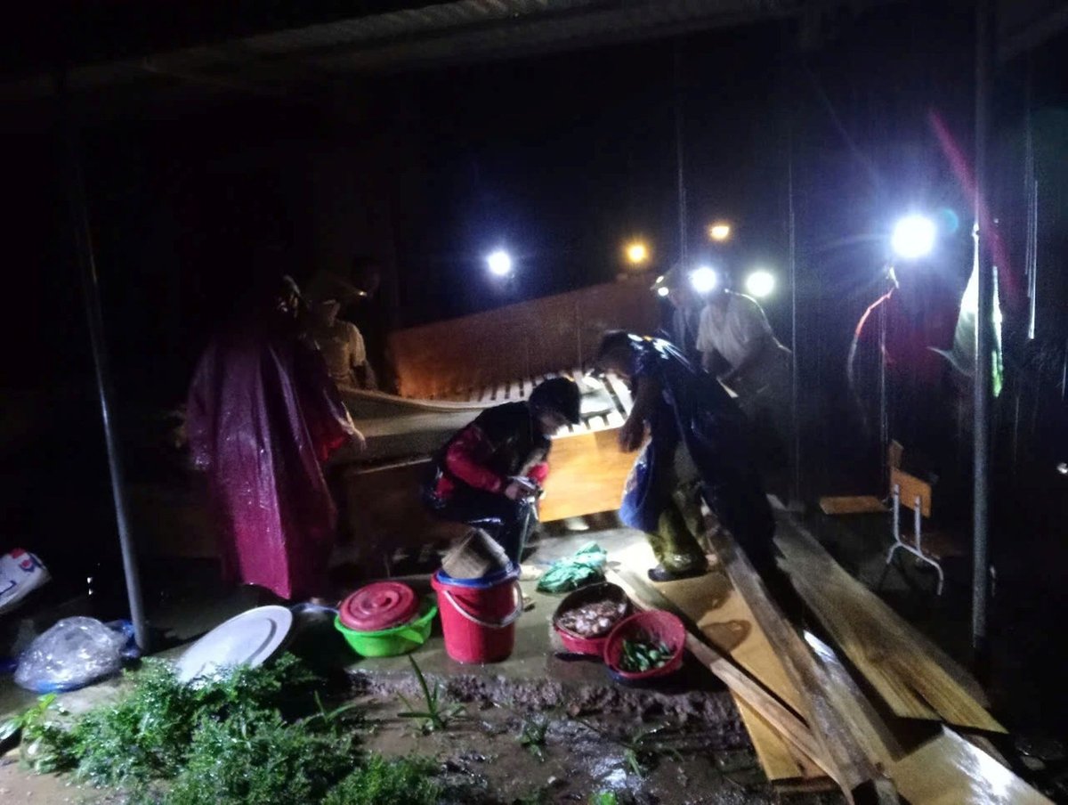 Người dân xã Nhôn Mai di dời đồ đạc trong đêm vì lũ quét lớn. Ảnh: Người dân cung cấp. Người dân xã Nhôn Mai di dời đồ đạc trong đêm vì lũ quét lớn. Ảnh: Người dân cung cấp.