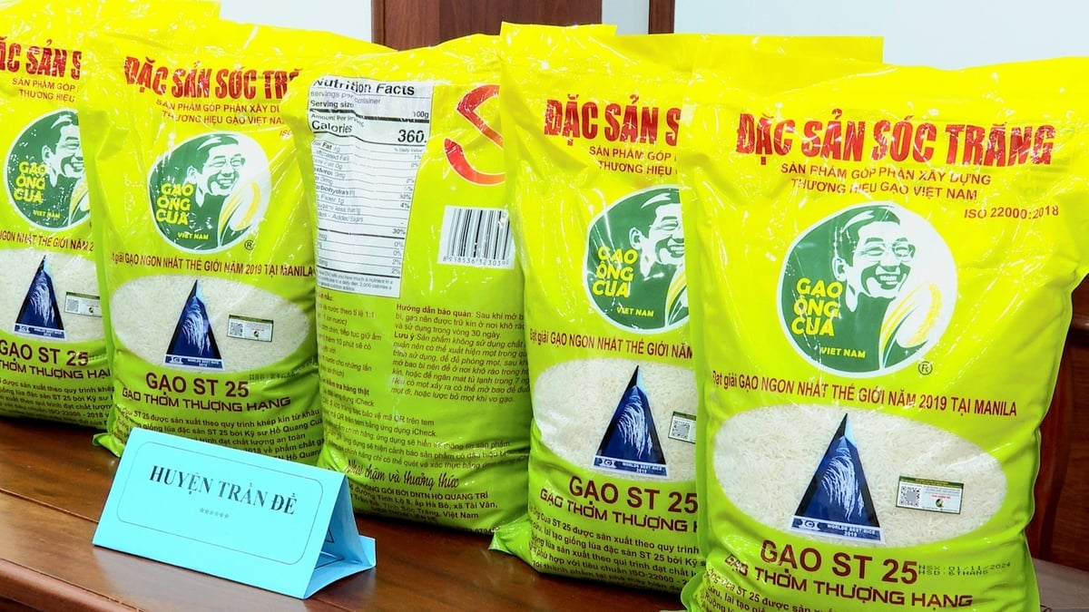 Kỹ sư Hồ Quang Cua đã xây dựng bộ nhận diện nhãn hiệu riêng cho Gạo Ông Cua ST25. Ảnh: Kim Anh. Kỹ sư Hồ Quang Cua đã xây dựng bộ nhận diện nhãn hiệu riêng cho Gạo Ông Cua ST25. Ảnh: Kim Anh.