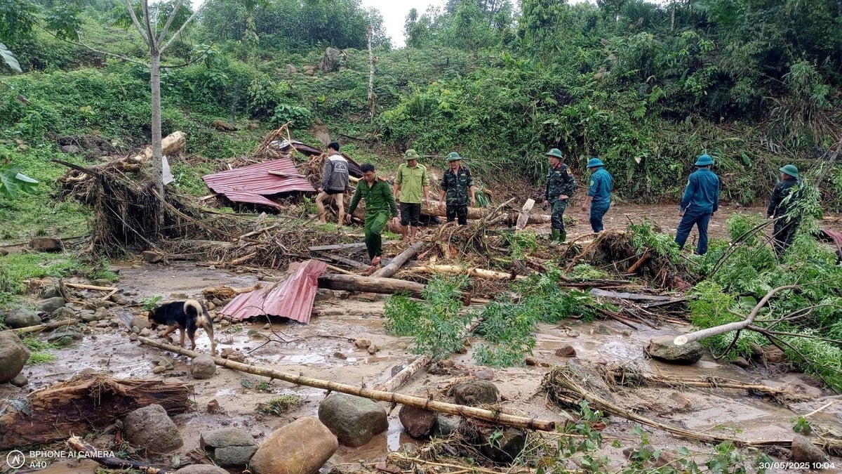 Lũ quét khiến 1 người ở xã Na Loi (huyện Kỳ Sơn) bị lũ cuốn trôi. Ảnh: Văn Tuấn. Lũ quét khiến 1 người ở xã Na Loi (huyện Kỳ Sơn) bị lũ cuốn trôi. Ảnh: Văn Tuấn.