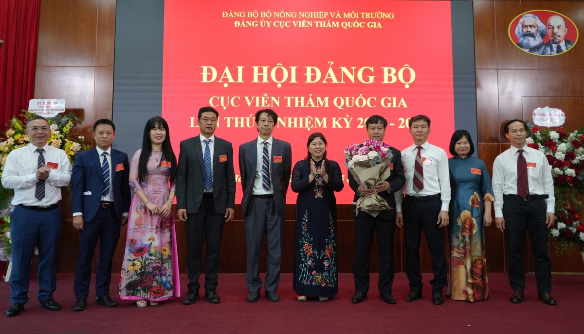 Thứ trưởng Nguyễn Thị Phương Hoa tặng hoa chúc mừng Ban Chấp hành Đảng bộ Cục Viễn thám Quốc gia, nhiệm kỳ 2025 – 2030. Ảnh: Hoàng Hiền. Thứ trưởng Nguyễn Thị Phương Hoa tặng hoa chúc mừng Ban Chấp hành Đảng bộ Cục Viễn thám Quốc gia, nhiệm kỳ 2025 – 2030. Ảnh: Hoàng Hiền.