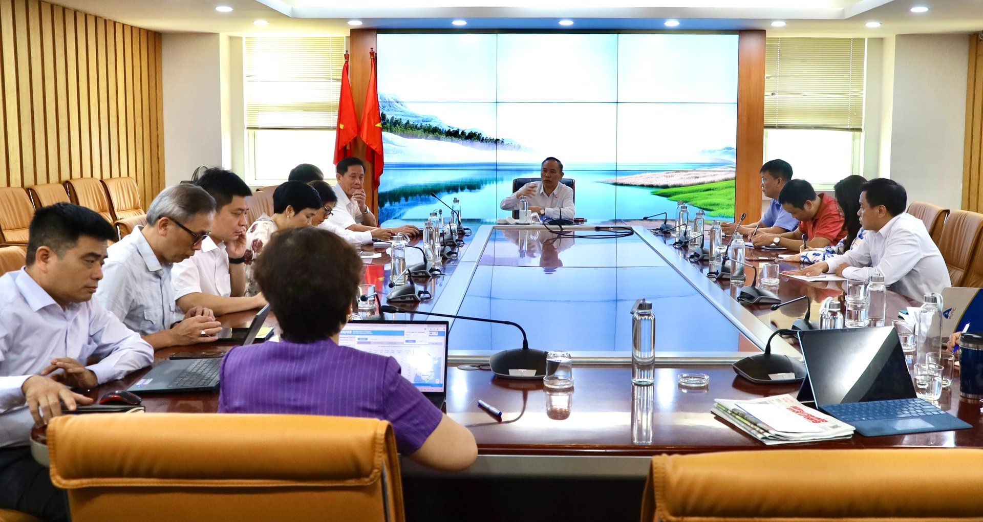 Ngày 30/5, Thứ trưởng Bộ Nông nghiệp và Môi trường Phùng Đức Tiến làm việc với Cục Chăn nuôi và Thú y và các bên liên quan để bàn về một số định hướng phòng, tránh dịch tả lợn châu Phi thời gian tới. Ảnh: Phương Linh. Ngày 30/5, Thứ trưởng Bộ Nông nghiệp và Môi trường Phùng Đức Tiến làm việc với Cục Chăn nuôi và Thú y và các bên liên quan để bàn về một số định hướng phòng, tránh dịch tả lợn châu Phi thời gian tới. Ảnh: Phương Linh.