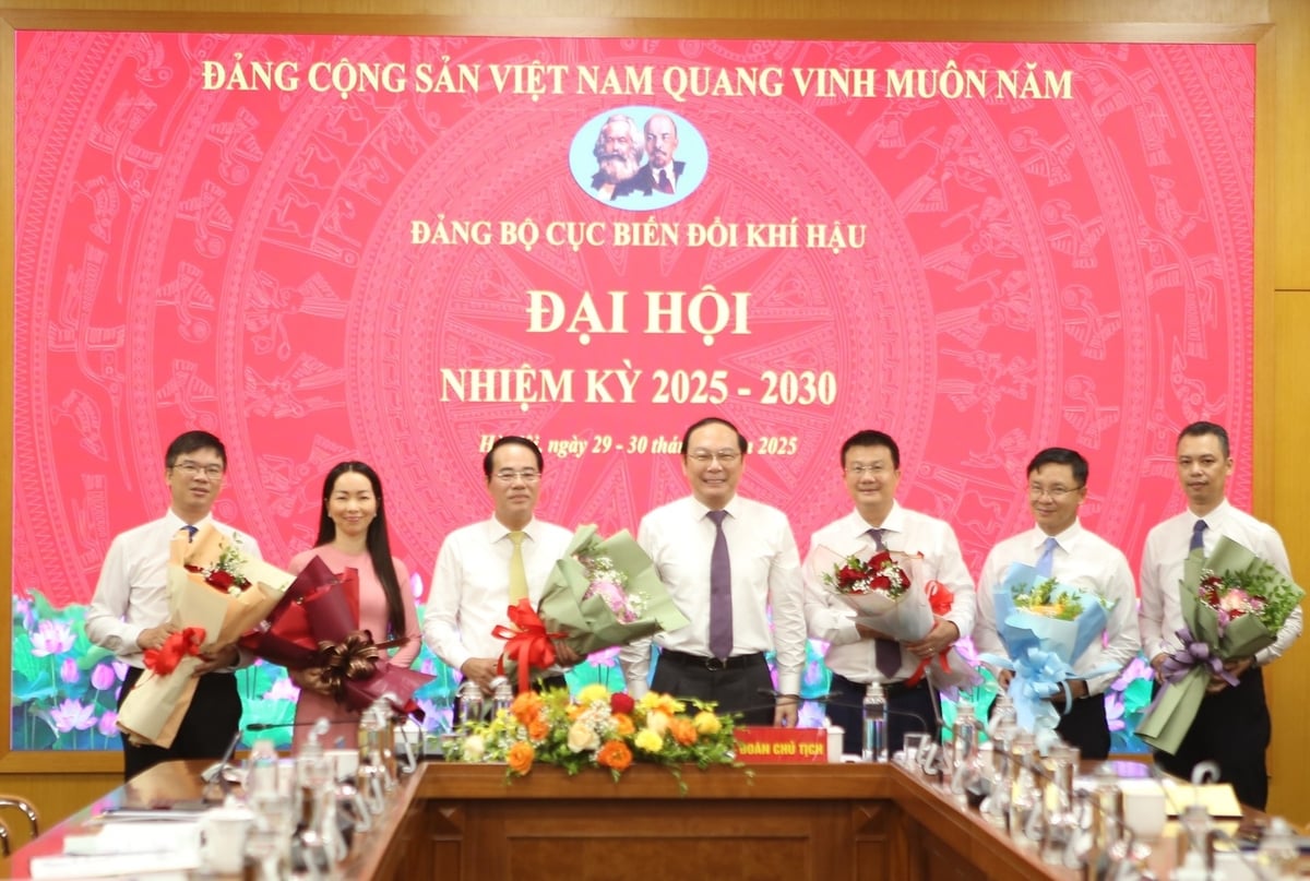 Thứ trưởng Lê Công Thành tặng hoa, chúc mừng Ban Chấp hành Đảng ủy Cục Biến đổi khí hậu nhiệm kỳ 2025-2030. Ảnh: Nguyễn Thủy. Thứ trưởng Lê Công Thành tặng hoa, chúc mừng Ban Chấp hành Đảng ủy Cục Biến đổi khí hậu nhiệm kỳ 2025-2030. Ảnh: Nguyễn Thủy.