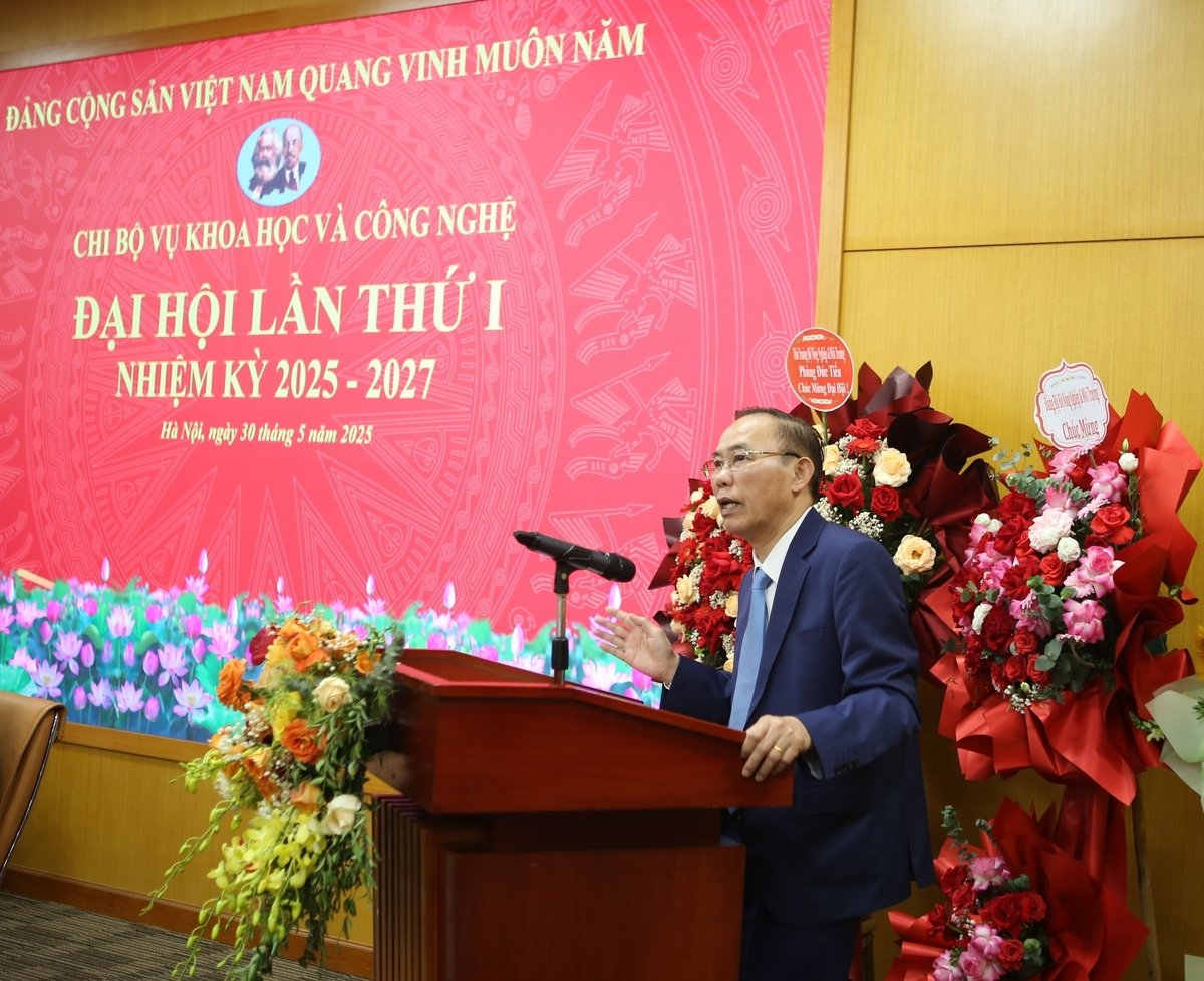 Thứ trưởng Phùng Đức Tiến đánh giá cao vai trò và đóng góp của Chi bộ Vụ Khoa học và Công nghệ trong công tác tham mưu chiến lược về phát triển khoa học công nghệ của ngành NN-MT. Ảnh: Nguyễn Thủy. Thứ trưởng Phùng Đức Tiến đánh giá cao vai trò và đóng góp của Chi bộ Vụ Khoa học và Công nghệ trong công tác tham mưu chiến lược về phát triển khoa học công nghệ của ngành NN-MT. Ảnh: Nguyễn Thủy.