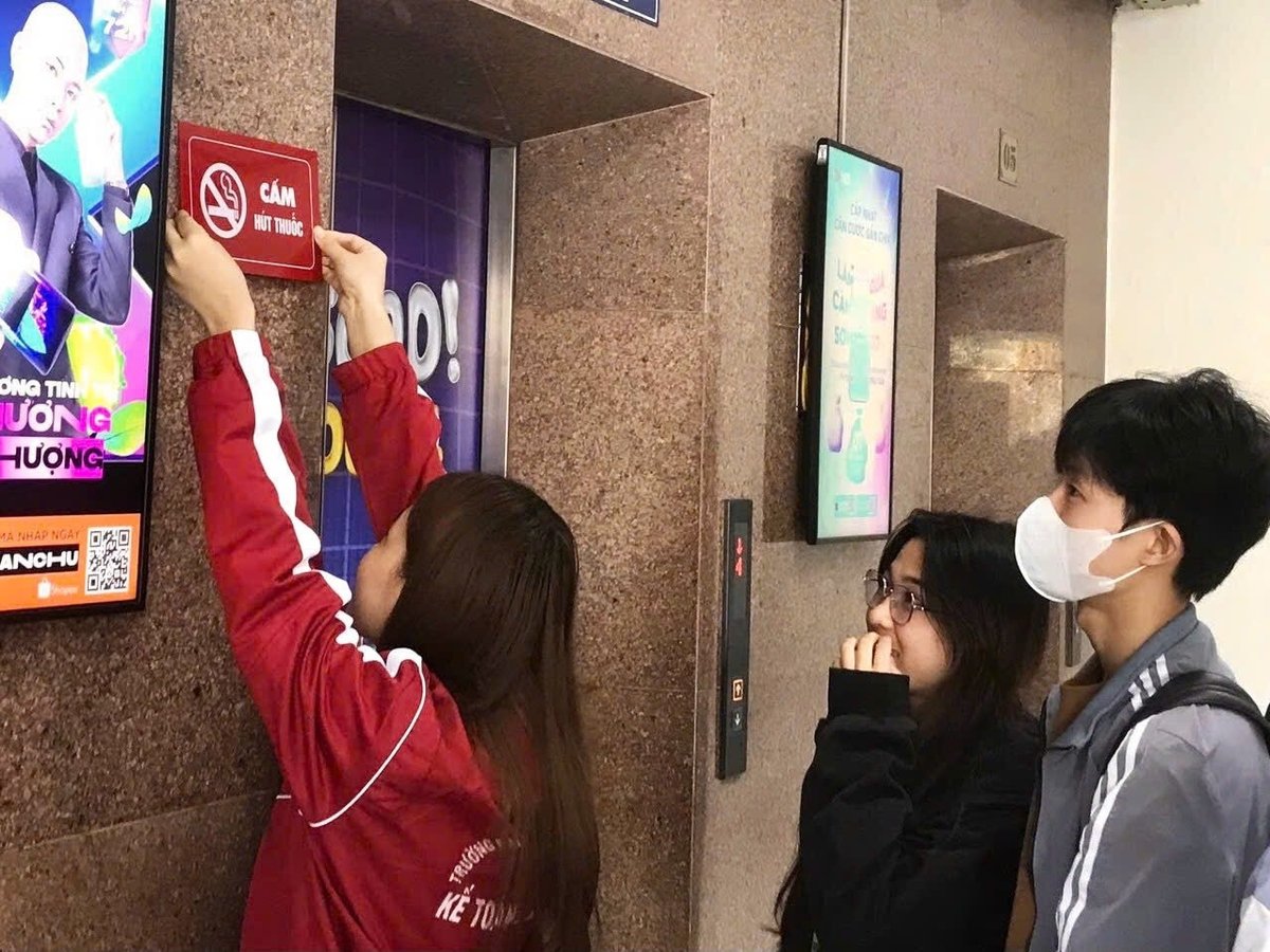 Các biển cấm hút thuốc được dán tại các trường học. Ảnh: Minh Hà. Các biển cấm hút thuốc được dán tại các trường học. Ảnh: Minh Hà.