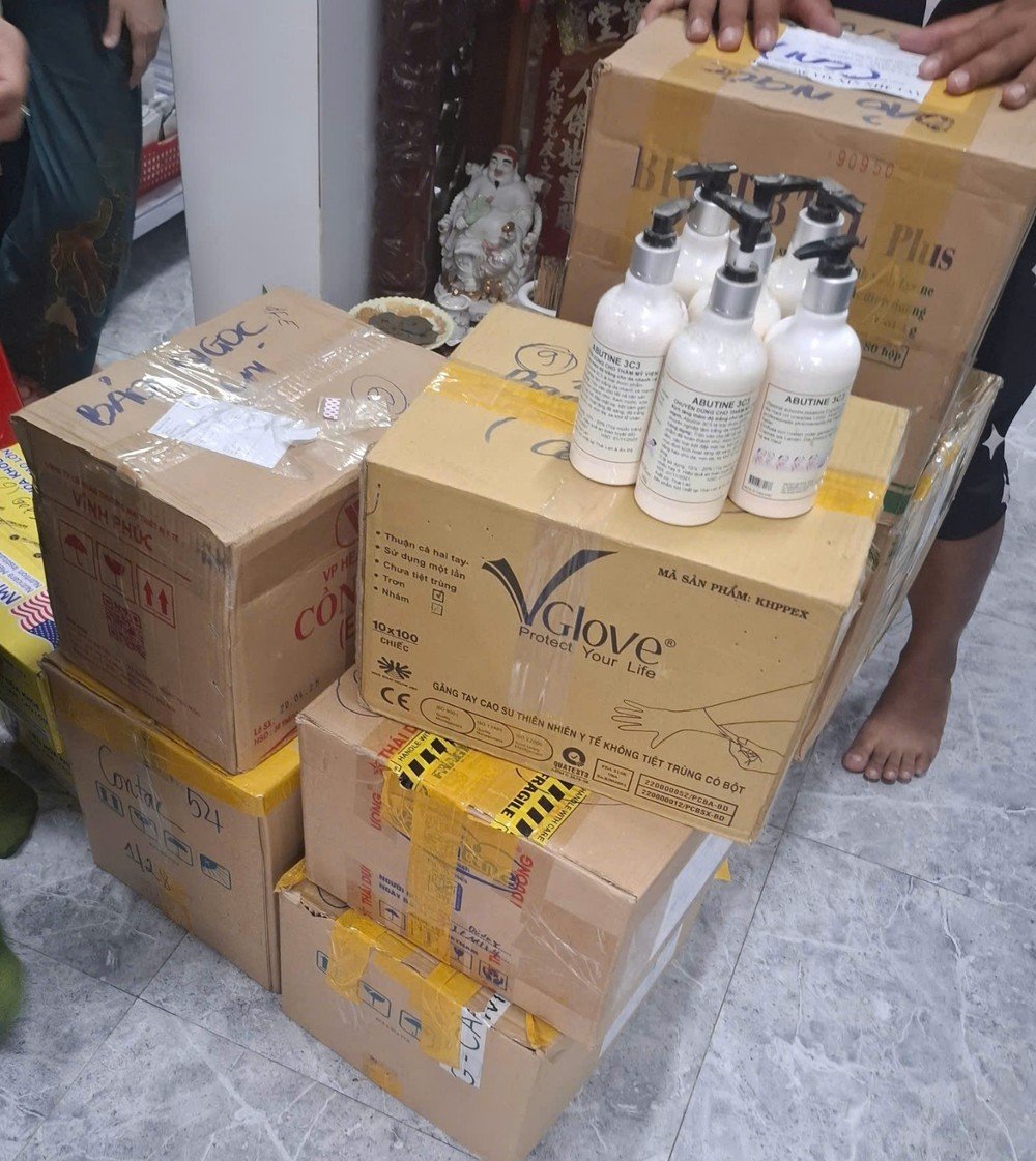 Hơn 25 tấn hóa chất và hơn 1.000 mỹ phẩm không rõ nguồn gốc, không có hóa đơn chứng từ hợp lệ được ngành chức năng tỉnh Cà Mau tạm giữ. Ảnh: CACC. Hơn 25 tấn hóa chất và hơn 1.000 mỹ phẩm không rõ nguồn gốc, không có hóa đơn chứng từ hợp lệ được ngành chức năng tỉnh Cà Mau tạm giữ. Ảnh: CACC.