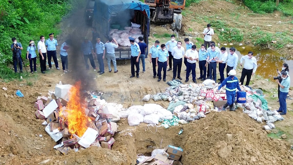 Số lượng lớn hàng đông lanh, thực phẩm, thuốc Bắc không rõ nguồn gốc và hàng giả bị lực lượng chức năng tỉnh Lào Cai tiêu hủy. Tổng giá trị hàng hóa bị tiêu hủy lên đến hơn 407 triệu đồng. Ảnh: Tú Thành. Số lượng lớn hàng đông lanh, thực phẩm, thuốc Bắc không rõ nguồn gốc và hàng giả bị lực lượng chức năng tỉnh Lào Cai tiêu hủy. Tổng giá trị hàng hóa bị tiêu hủy lên đến hơn 407 triệu đồng. Ảnh: Tú Thành.