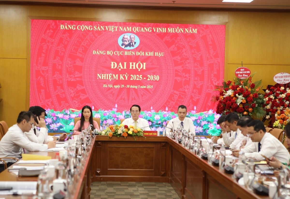 Đoàn Chủ tịch điều hành Đại hội Đảng bộ Cục Biến đổi khí hậu nhiệm kỳ 2025-2030. Ảnh: Nguyễn Thủy. Đoàn Chủ tịch điều hành Đại hội Đảng bộ Cục Biến đổi khí hậu nhiệm kỳ 2025-2030. Ảnh: Nguyễn Thủy.