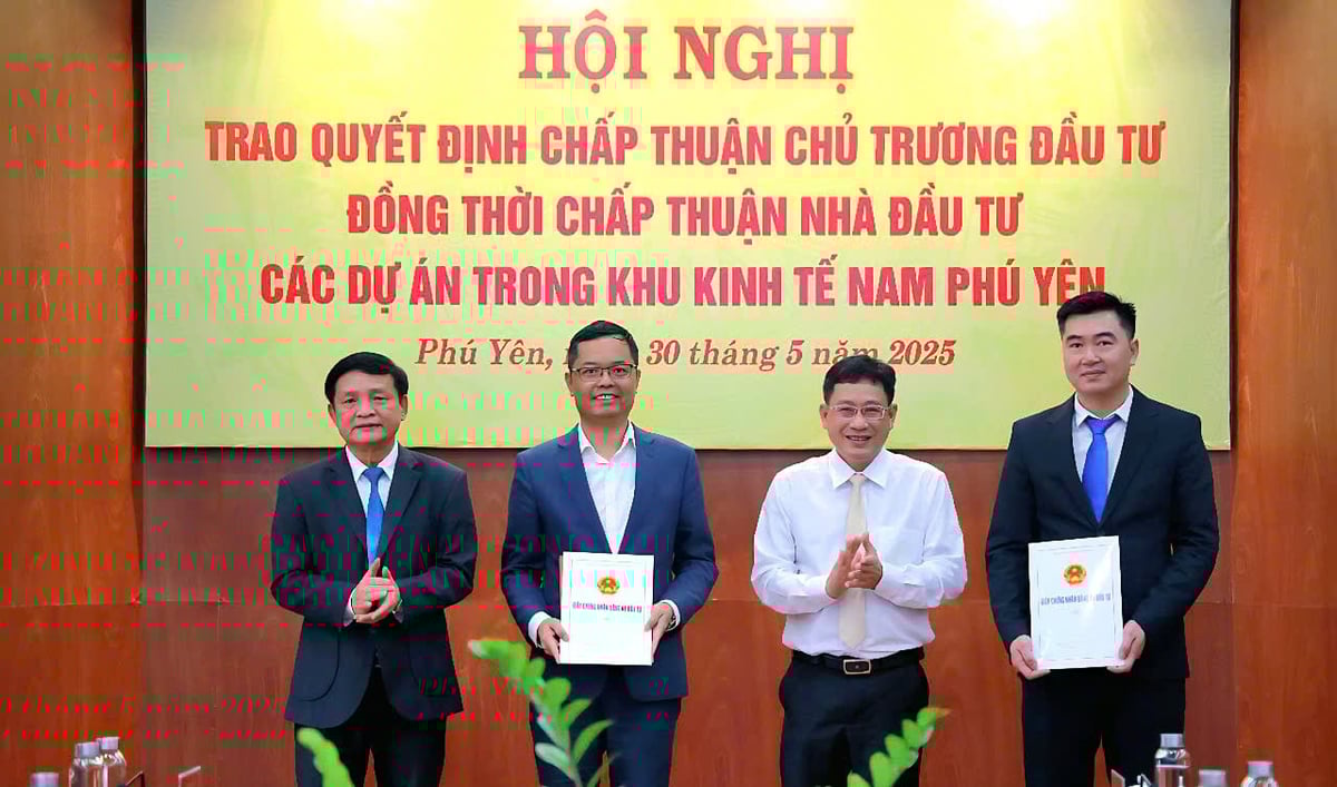 Tỉnh Phú Yên đã trao quyết định chấp thuận chủ trương đầu tư cho các nhà đầu tư. Ảnh: MH. Tỉnh Phú Yên đã trao quyết định chấp thuận chủ trương đầu tư cho các nhà đầu tư. Ảnh: MH.