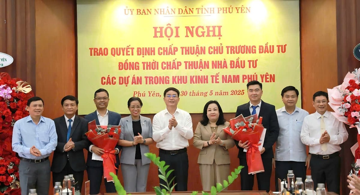 Lãnh đạo tỉnh Phú Yên đã chúc mừng các nhà đầu tư. Ảnh: MH. Lãnh đạo tỉnh Phú Yên đã chúc mừng các nhà đầu tư. Ảnh: MH.