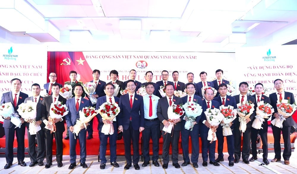 Đồng chí Trần Quang Dũng và đồng chí Phan Anh Minh chúc mừng Ban Chấp hành Đảng bộ PV Drilling nhiệm kỳ 2025-2030. Ảnh: PV Drilling. Đồng chí Trần Quang Dũng và đồng chí Phan Anh Minh chúc mừng Ban Chấp hành Đảng bộ PV Drilling nhiệm kỳ 2025-2030. Ảnh: PV Drilling.