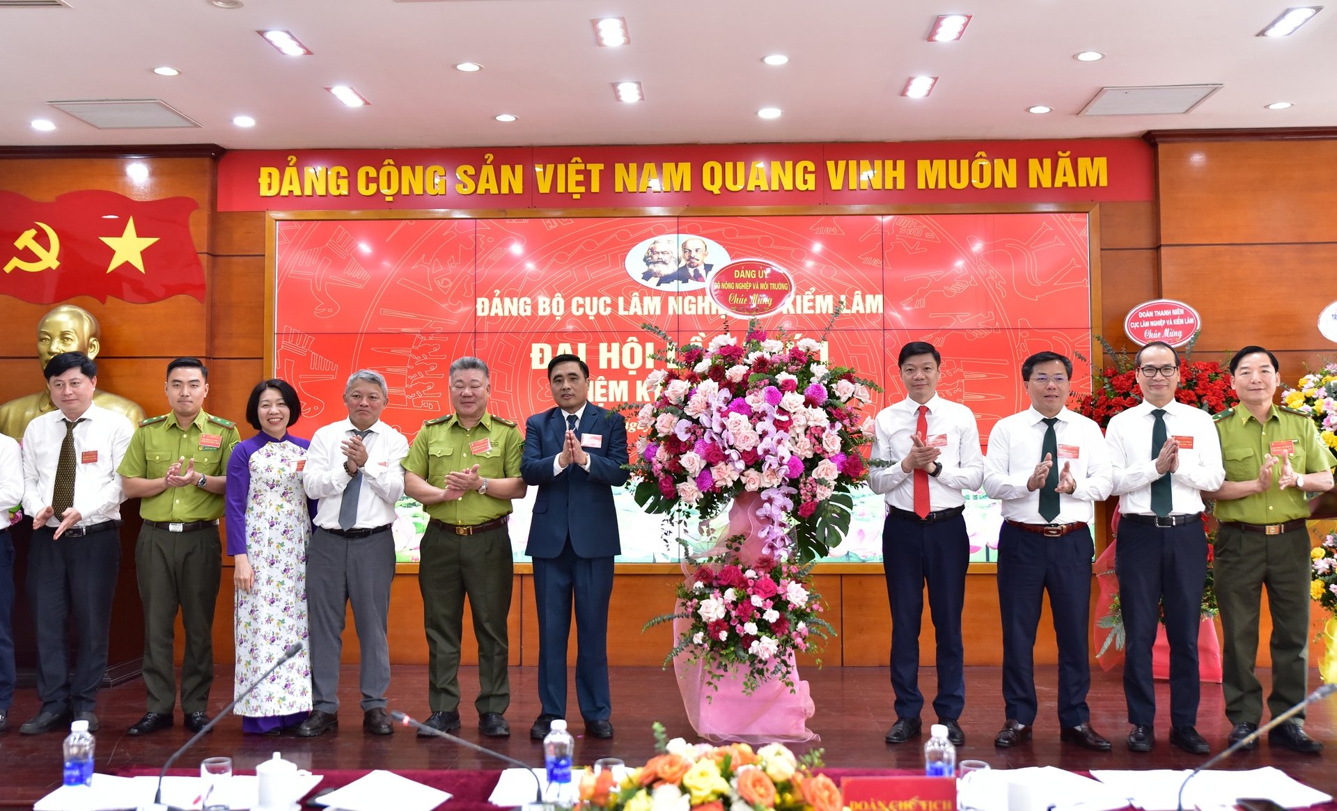 Thứ trưởng Bộ NN-MT Nguyễn Quốc Trị cùng lãnh đạo Cục Lâm nghiệp và Kiểm lâm tại Đại hội Đảng bộ. Ảnh: Kiều Chi. Thứ trưởng Bộ NN-MT Nguyễn Quốc Trị cùng lãnh đạo Cục Lâm nghiệp và Kiểm lâm tại Đại hội Đảng bộ. Ảnh: Kiều Chi.