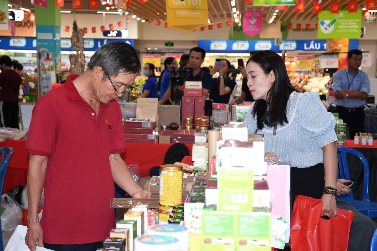 Các sản phẩm OCOP Quảng Trị thu hút sự quan tâm của người tiêu dùng tại TP.HCM. Ảnh: Thanh Minh. Các sản phẩm OCOP Quảng Trị thu hút sự quan tâm của người tiêu dùng tại TP.HCM. Ảnh: Thanh Minh.