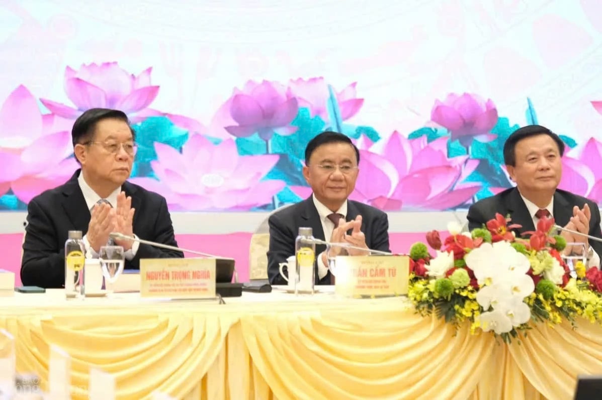 Đồng chí Trần Cẩm Tú - Ủy viên Bộ Chính trị, Thường trực Ban Bí thư Trung ương Đảng; đồng chí Nguyễn Trọng Nghĩa - Ủy viên Bộ Chính trị, Bí thư Trung ương Đảng, Trưởng Ban Tuyên giáo và Dân vận Trung ương; đồng chí Nguyễn Xuân Thắng - Ủy viên Bộ Chính trị, Giám đốc Học viện Chính trị quốc gia Hồ Chí Minh, Chủ tịch Hội đồng Lý luận Trung ương tại hội thảo. Ảnh: Lê An. Đồng chí Trần Cẩm Tú - Ủy viên Bộ Chính trị, Thường trực Ban Bí thư Trung ương Đảng; đồng chí Nguyễn Trọng Nghĩa - Ủy viên Bộ Chính trị, Bí thư Trung ương Đảng, Trưởng Ban Tuyên giáo và Dân vận Trung ương; đồng chí Nguyễn Xuân Thắng - Ủy viên Bộ Chính trị, Giám đốc Học viện Chính trị quốc gia Hồ Chí Minh, Chủ tịch Hội đồng Lý luận Trung ương tại hội thảo. Ảnh: Lê An.