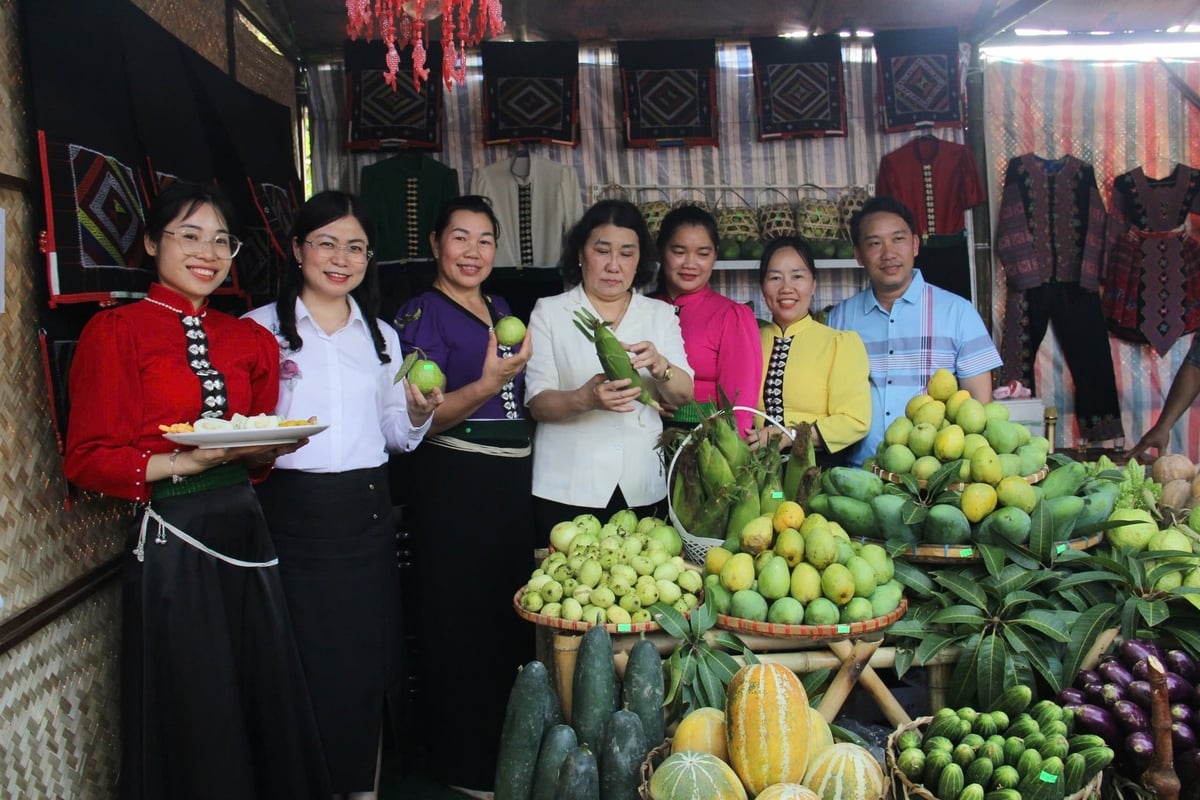 Các đại biểu tham quan các gian hàng trưng bày sản phẩm nông nghiệp, tiểu thủ công nghiệp Yên Châu. Ảnh: Nguyễn Nga. Các đại biểu tham quan các gian hàng trưng bày sản phẩm nông nghiệp, tiểu thủ công nghiệp Yên Châu. Ảnh: Nguyễn Nga.