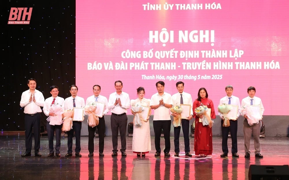 Lãnh đạo tỉnh Thanh Hóa trao quyết định thành lập Báo và Đài Phát thanh Truyền hình Thanh Hóa; quyết định bổ nhiệm cán bộ. Ảnh: Phong Sắc, Báo Thanh Hóa Lãnh đạo tỉnh Thanh Hóa trao quyết định thành lập Báo và Đài Phát thanh Truyền hình Thanh Hóa; quyết định bổ nhiệm cán bộ. Ảnh: Phong Sắc, Báo Thanh Hóa