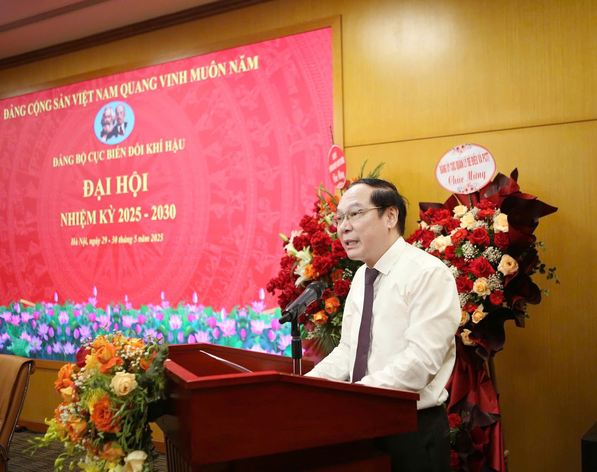 Thứ trưởng Lê Công Thành đề nghị, Đảng bộ Cục Biến đổi khí hậu cần tiếp tục phát huy vai trò hạt nhân chính trị, đi đầu trong tham mưu, đề xuất và tổ chức thực hiện các giải pháp ứng phó với biến đổi khí hậu. Ảnh: Nguyễn Thủy. Thứ trưởng Lê Công Thành đề nghị, Đảng bộ Cục Biến đổi khí hậu cần tiếp tục phát huy vai trò hạt nhân chính trị, đi đầu trong tham mưu, đề xuất và tổ chức thực hiện các giải pháp ứng phó với biến đổi khí hậu. Ảnh: Nguyễn Thủy.