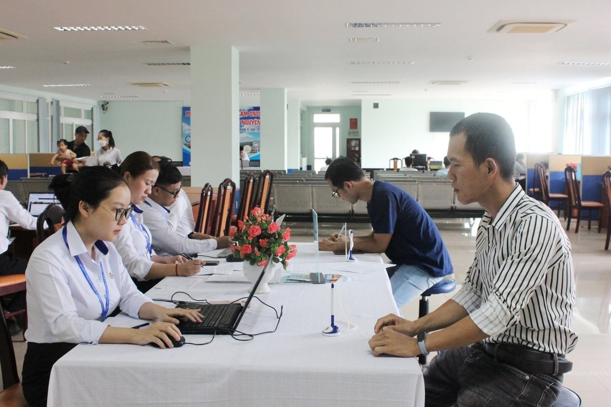 Người lao động được tư vấn, giới thiệu việc làm tại phiên giao dịch việc làm do Trung tâm dịch vụ việc làm TP Đà Nẵng tổ chức. Ảnh: Lan Anh. Người lao động được tư vấn, giới thiệu việc làm tại phiên giao dịch việc làm do Trung tâm dịch vụ việc làm TP Đà Nẵng tổ chức. Ảnh: Lan Anh.