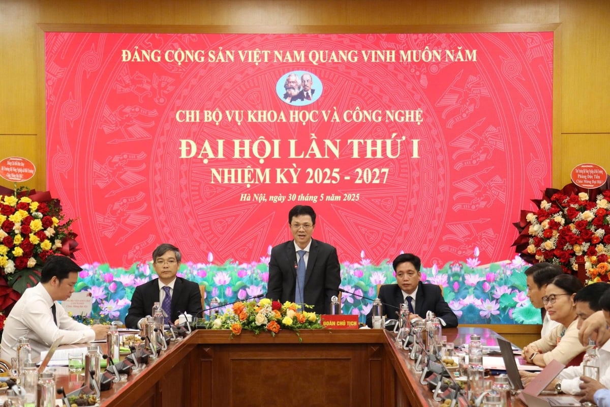 Đoàn Chủ tịch điều hành Đại hội Chi bộ Vụ Khoa học và Công nghệ, nhiệm kỳ 2025-2027. Ảnh: Nguyễn Thủy. Đoàn Chủ tịch điều hành Đại hội Chi bộ Vụ Khoa học và Công nghệ, nhiệm kỳ 2025-2027. Ảnh: Nguyễn Thủy.