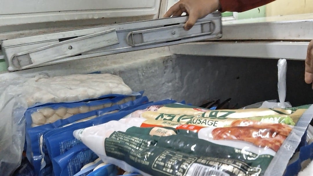 Những chiếc tủ lạnh chật cứng xúc xích, lạp xưởng. Ảnh: HK. Những chiếc tủ lạnh chật cứng xúc xích, lạp xưởng. Ảnh: HK.