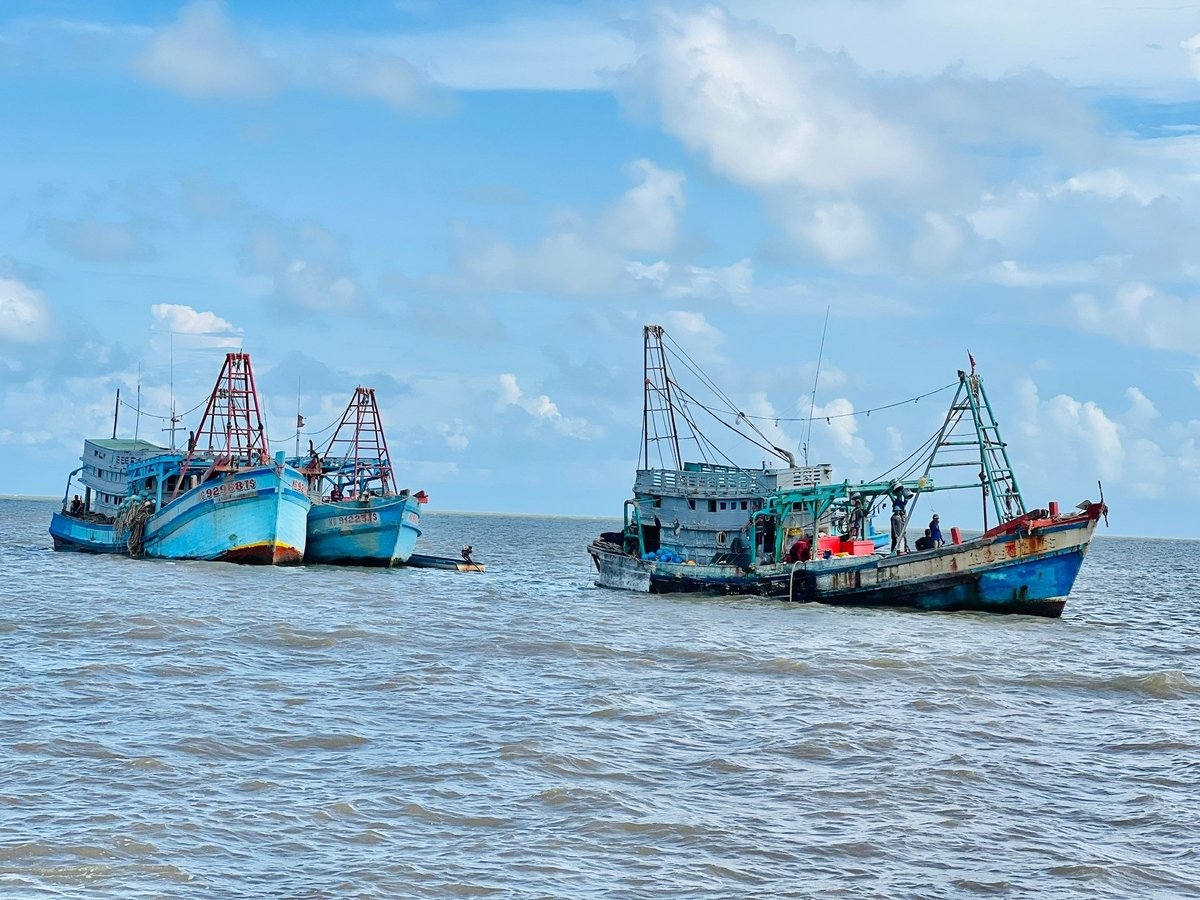 Chủ tịch UBND tỉnh Cà Mau vừa ký ban hành kế hoạch tăng cường triển khai thực hiện các nhiệm vụ chống khai thác hải sản bất hợp pháp, không báo cáo và không theo quy định (IUU) trên địa bàn tỉnh. Ảnh: Trọng Linh. Chủ tịch UBND tỉnh Cà Mau vừa ký ban hành kế hoạch tăng cường triển khai thực hiện các nhiệm vụ chống khai thác hải sản bất hợp pháp, không báo cáo và không theo quy định (IUU) trên địa bàn tỉnh. Ảnh: Trọng Linh.