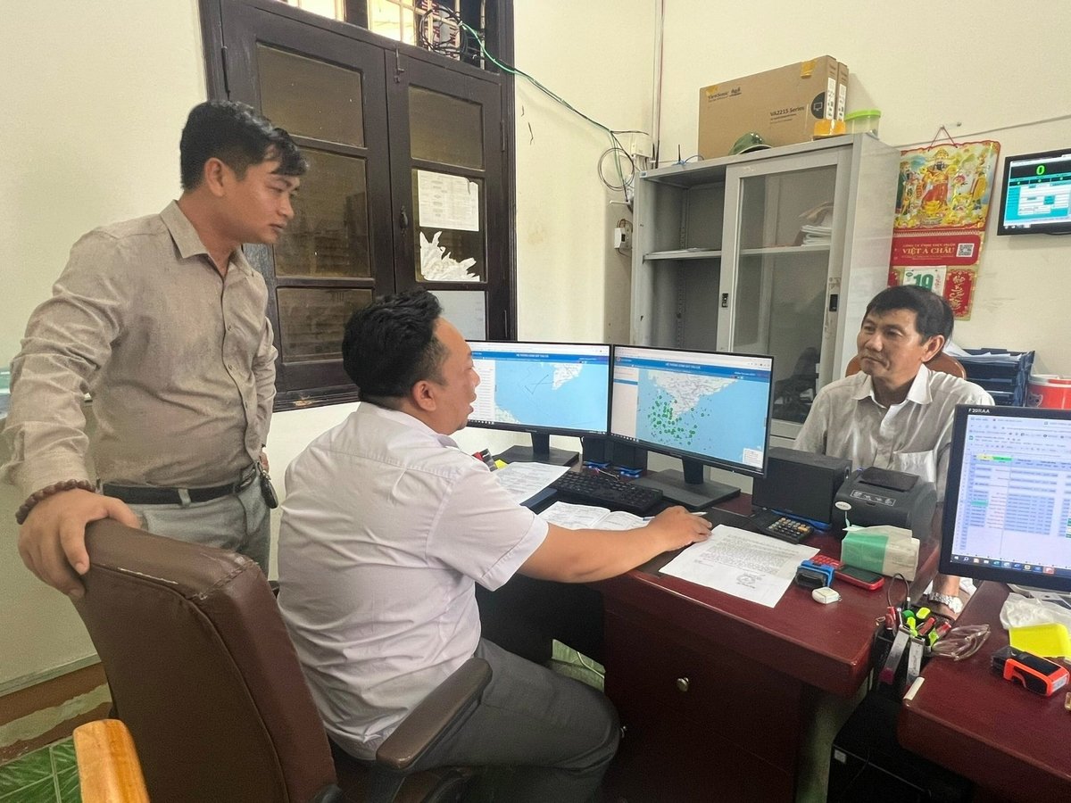 Thuyền trưởng một tàu cá làm thủ tục trước khi xuất cảng tại cửa biển Sông Đốc. Ảnh: Văn Vũ. Thuyền trưởng một tàu cá làm thủ tục trước khi xuất cảng tại cửa biển Sông Đốc. Ảnh: Văn Vũ.