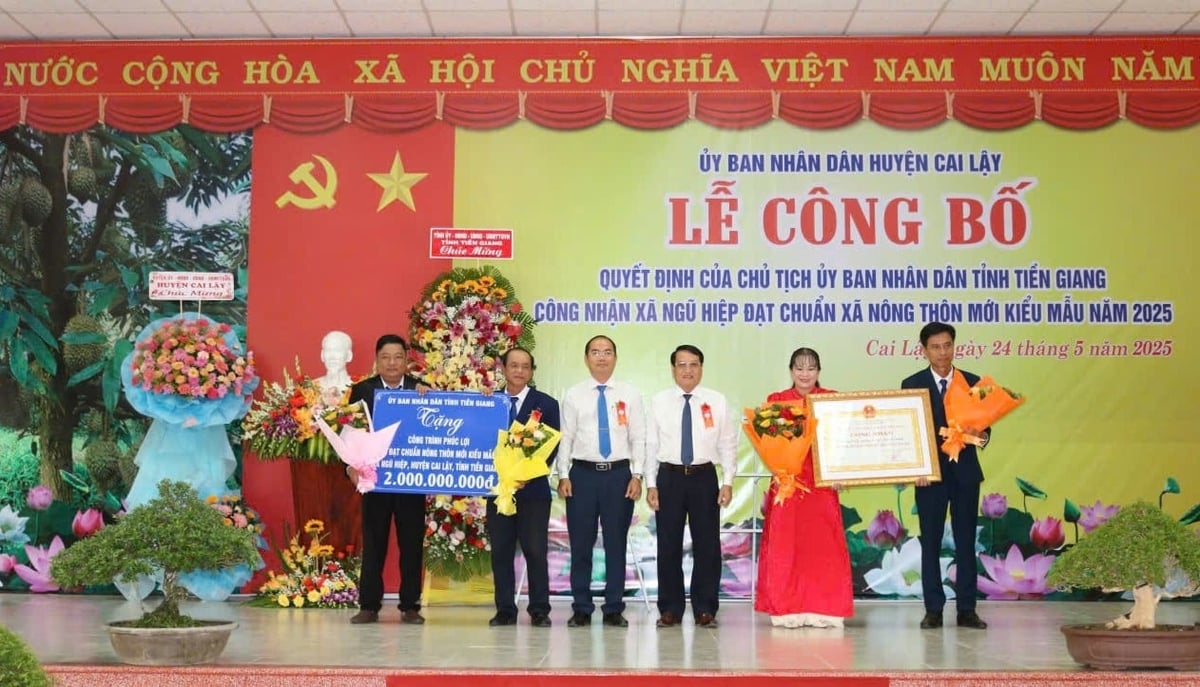 Ông Phạm Văn Trọng - Phó Chủ tịch UBND tỉnh Tiền Giang (thứ 3 từ phải sang) trao bằng công nhận và bảng tượng trưng tặng công trình phúc lợi 2 tỷ đồng cho xã Ngũ Hiệp, huyện Cai Lậy vì đạt chuẩn nông thôn mới kiểu mẫu. Ảnh: Minh Đảm. Ông Phạm Văn Trọng - Phó Chủ tịch UBND tỉnh Tiền Giang (thứ 3 từ phải sang) trao bằng công nhận và bảng tượng trưng tặng công trình phúc lợi 2 tỷ đồng cho xã Ngũ Hiệp, huyện Cai Lậy vì đạt chuẩn nông thôn mới kiểu mẫu. Ảnh: Minh Đảm.