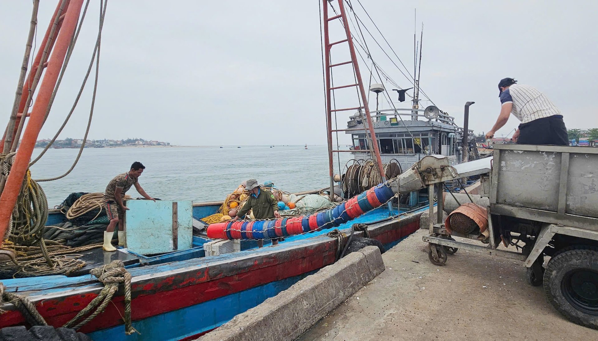 Chuẩn bị cho tàu cá xuất bến vươn khơi. Ảnh: T. Phùng. Chuẩn bị cho tàu cá xuất bến vươn khơi. Ảnh: T. Phùng.