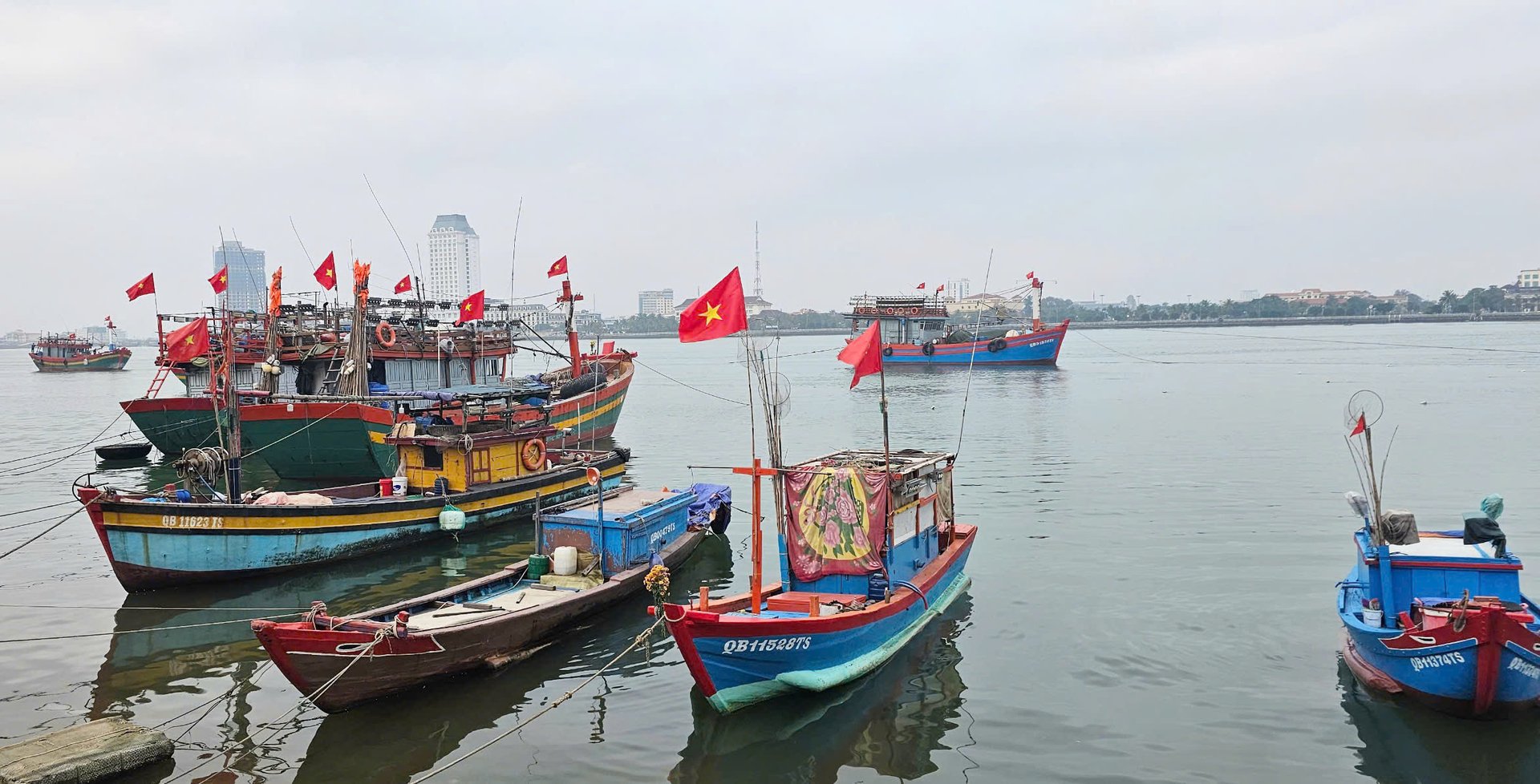 Tàu cá khai thác vùng biển xa của ngư dân Quảng Bình xuất bến. Ảnh: T. Phùng. Tàu cá khai thác vùng biển xa của ngư dân Quảng Bình xuất bến. Ảnh: T. Phùng.