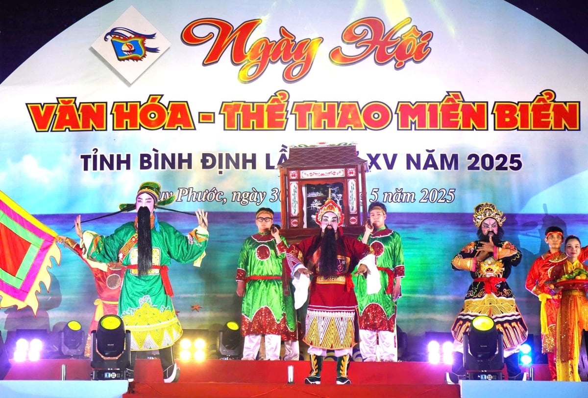 Văn nghệ khai mạc Ngày hội Văn hóa-Thể thao miền biển tỉnh Bình Định lần thứ XV. Ảnh: V.Đ.T. Văn nghệ khai mạc Ngày hội Văn hóa-Thể thao miền biển tỉnh Bình Định lần thứ XV. Ảnh: V.Đ.T.