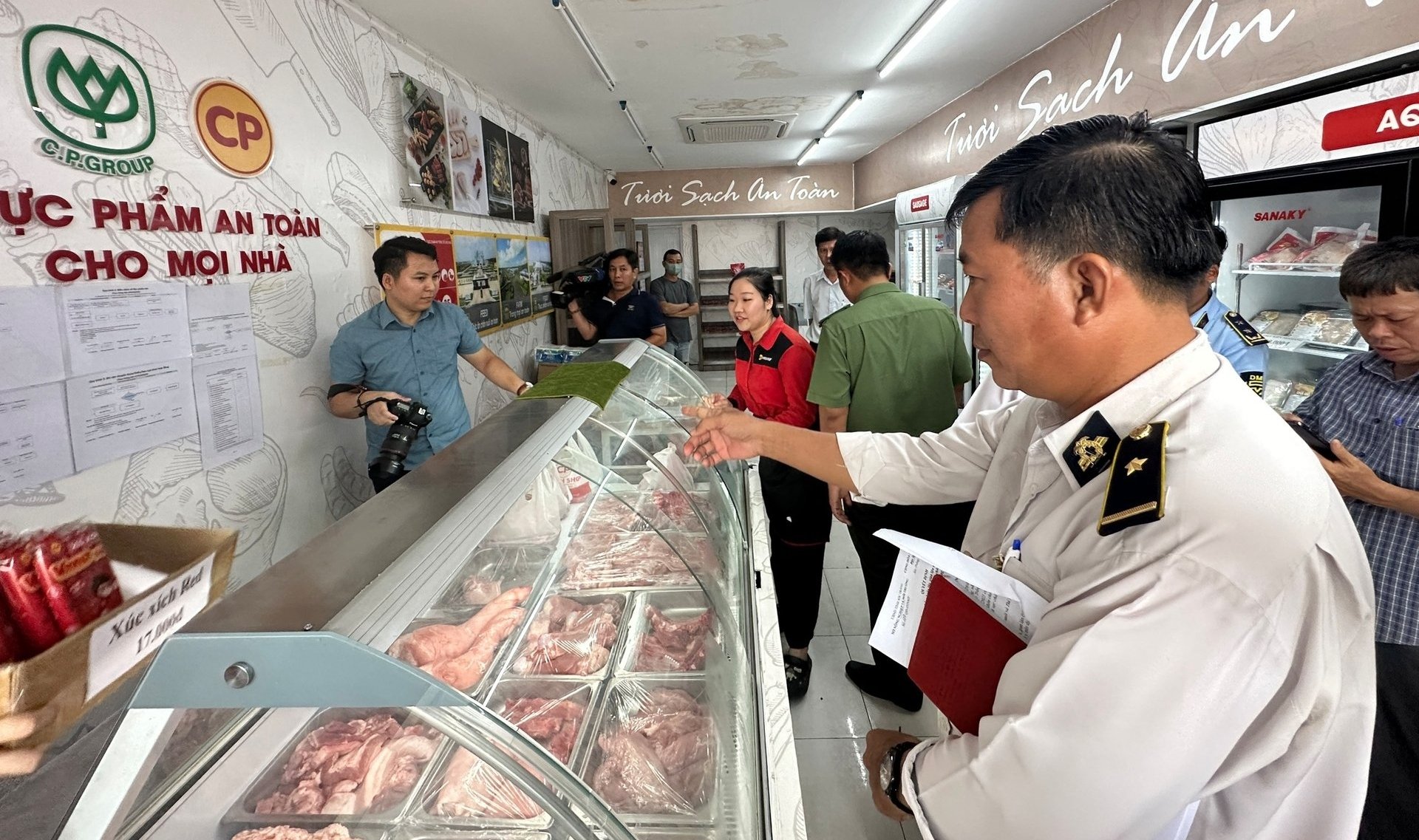 Thời điểm kiểm tra, ngành chuyên môn tỉnh Sóc Trăng chưa phát hiện việc kinh doanh các sản phẩm heo bệnh, gà bệnh như thông tin người dân phản ánh. Ảnh: Kim Anh. Thời điểm kiểm tra, ngành chuyên môn tỉnh Sóc Trăng chưa phát hiện việc kinh doanh các sản phẩm heo bệnh, gà bệnh như thông tin người dân phản ánh. Ảnh: Kim Anh.