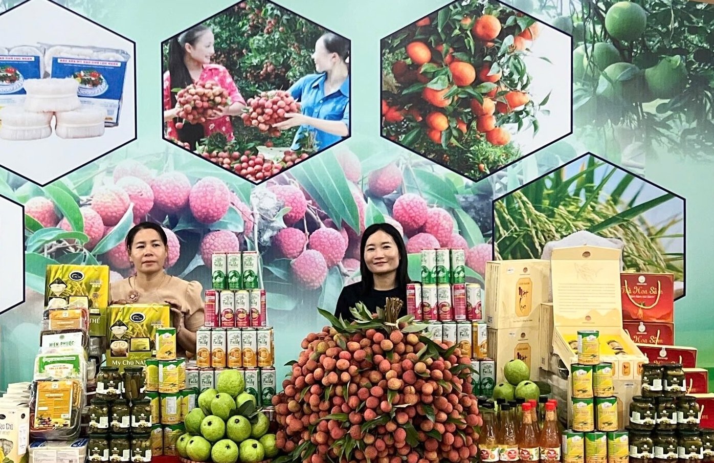 Gian hàng trưng bày vải thiều, nông sản chủ lực và sản phẩm OCOP của thị xã Chũ tại hội nghị xúc tiến tiêu thụ vải thiều của tỉnh Bắc Giang tổ chức ngày 28/5. Ảnh: Phạm Minh. Gian hàng trưng bày vải thiều, nông sản chủ lực và sản phẩm OCOP của thị xã Chũ tại hội nghị xúc tiến tiêu thụ vải thiều của tỉnh Bắc Giang tổ chức ngày 28/5. Ảnh: Phạm Minh.