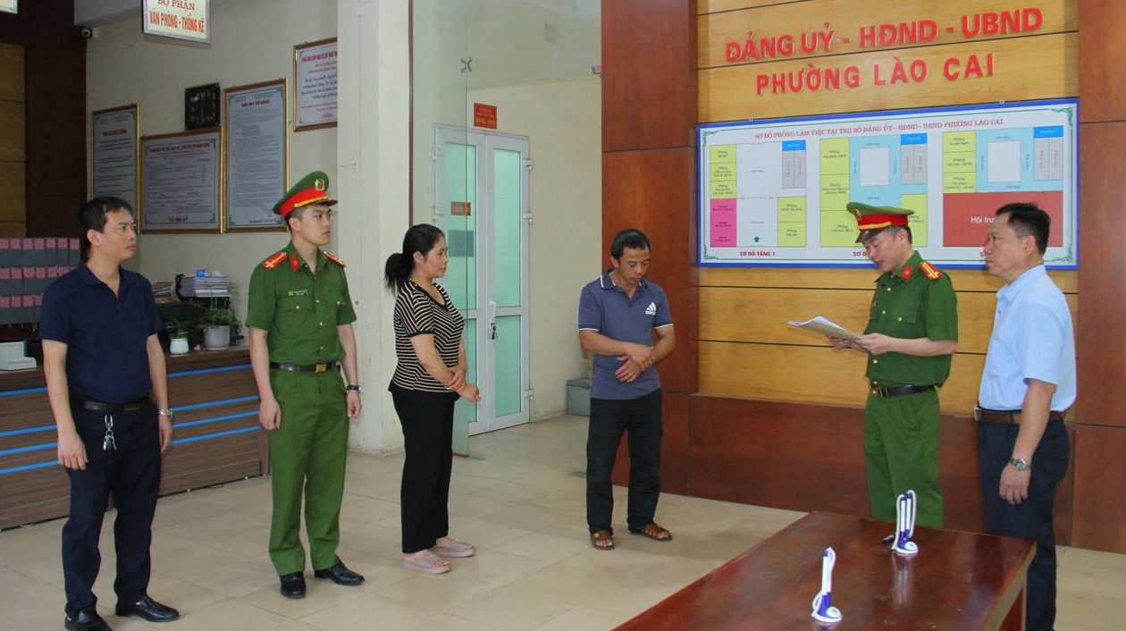 Cơ quan Cảnh sát điều tra tống đạt quyết định khởi tố và lệnh cấm đi khỏi nơi cư trú đối với Tạ Văn Hải và Lê Thị Thắm. Ảnh: Công an tỉnh Lào Cai. Cơ quan Cảnh sát điều tra tống đạt quyết định khởi tố và lệnh cấm đi khỏi nơi cư trú đối với Tạ Văn Hải và Lê Thị Thắm. Ảnh: Công an tỉnh Lào Cai.