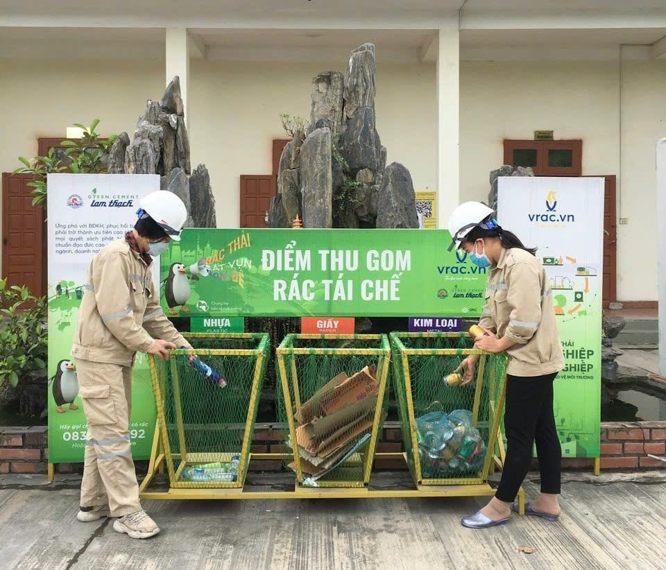 Chương trình 'Vracbank - Gửi rác, rút tiền' của Công ty CP Xi măng và Xây dựng Quảng Ninh góp phần tiết kiệm tài nguyên, bảo vệ môi trường. Ảnh: Vũ Cường. Chương trình 'Vracbank - Gửi rác, rút tiền' của Công ty CP Xi măng và Xây dựng Quảng Ninh góp phần tiết kiệm tài nguyên, bảo vệ môi trường. Ảnh: Vũ Cường.
