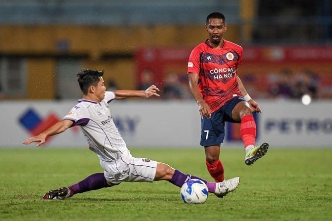 Công an Hà Nội (áo đỏ) vươn lên vị trí thứ 4 tại V.League 2024/2025. Ảnh: VPF.