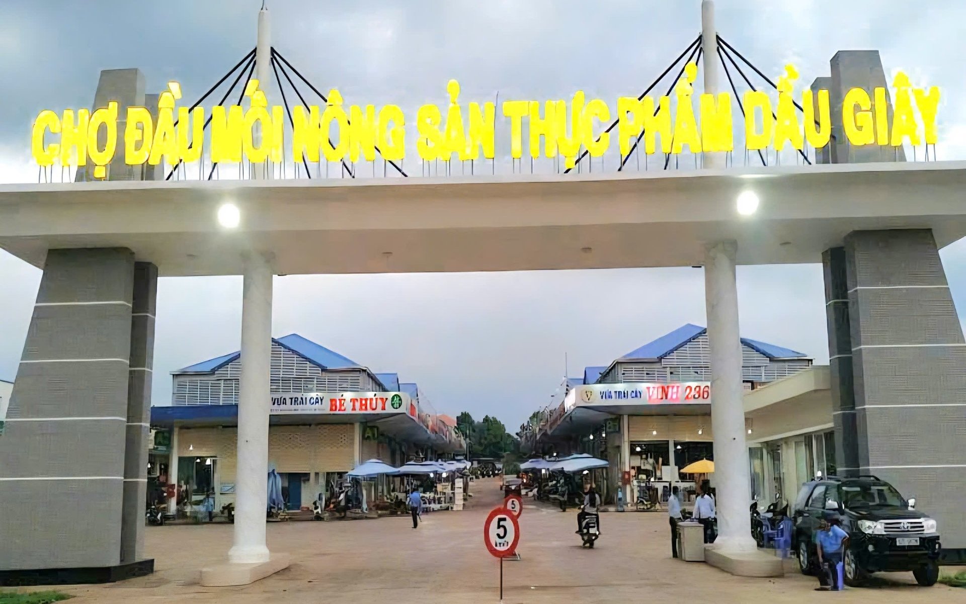 Chợ đầu mối nông sản, thực phẩm Dầu Giây trung bình mỗi ngày đêm tiếp nhận khoảng 250 tấn hàng hóa, trong đó chủ yếu là lượng nông sản, trái cây của tỉnh Đồng Nai. Ảnh: Minh Sáng. Chợ đầu mối nông sản, thực phẩm Dầu Giây trung bình mỗi ngày đêm tiếp nhận khoảng 250 tấn hàng hóa, trong đó chủ yếu là lượng nông sản, trái cây của tỉnh Đồng Nai. Ảnh: Minh Sáng.