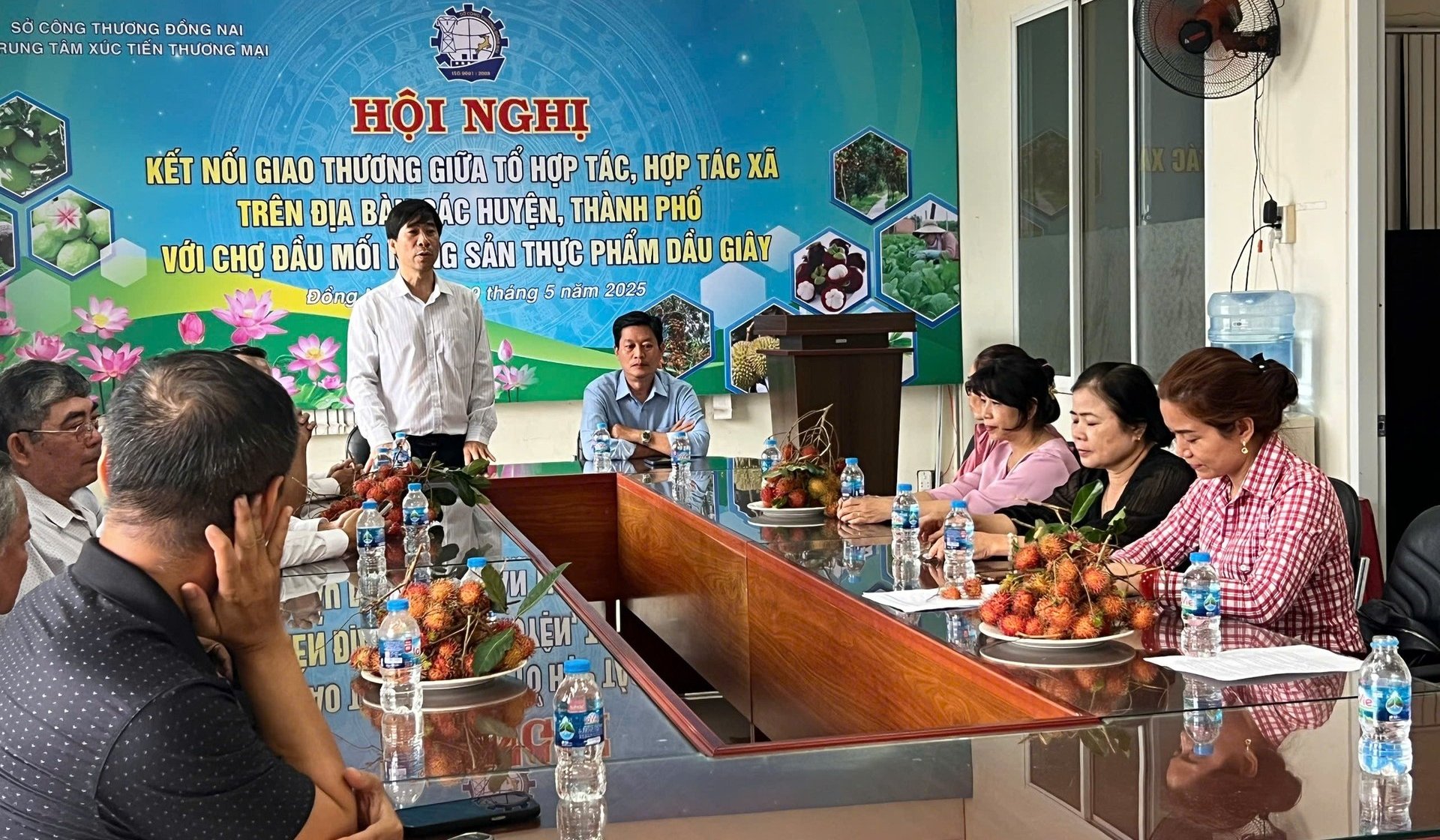 Sở Công Thương Đồng Nai tổ chức chuỗi hoạt động xúc tiến thương mại cho các hợp tác xã, tổ hợp tác kết nối giao thương với chợ đầu mối Dầu Giây. Ảnh: Minh Sáng. Sở Công Thương Đồng Nai tổ chức chuỗi hoạt động xúc tiến thương mại cho các hợp tác xã, tổ hợp tác kết nối giao thương với chợ đầu mối Dầu Giây. Ảnh: Minh Sáng.