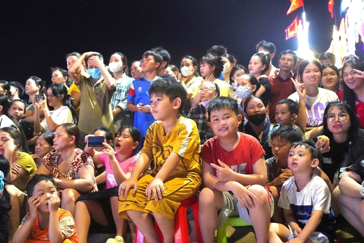 Đông đảo người dân địa phương hào hứng tham gia ngày hội. Ảnh: V.Đ.T. Đông đảo người dân địa phương hào hứng tham gia ngày hội. Ảnh: V.Đ.T.