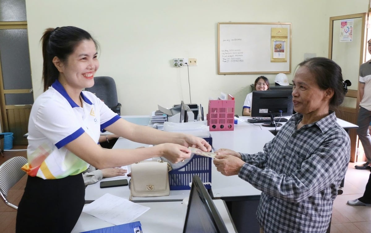 Người dân nhận tiền từ nguồn rác thải đem đến nộp. Ảnh: Vũ Cường. Người dân nhận tiền từ nguồn rác thải đem đến nộp. Ảnh: Vũ Cường.