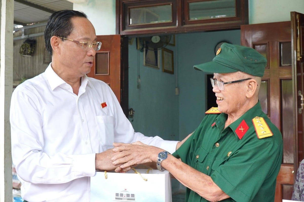 Tặng quà cho gia đình thương binh, liệt sĩ có hoàn cảnh khó khăn. Ảnh: N.H Tặng quà cho gia đình thương binh, liệt sĩ có hoàn cảnh khó khăn. Ảnh: N.H