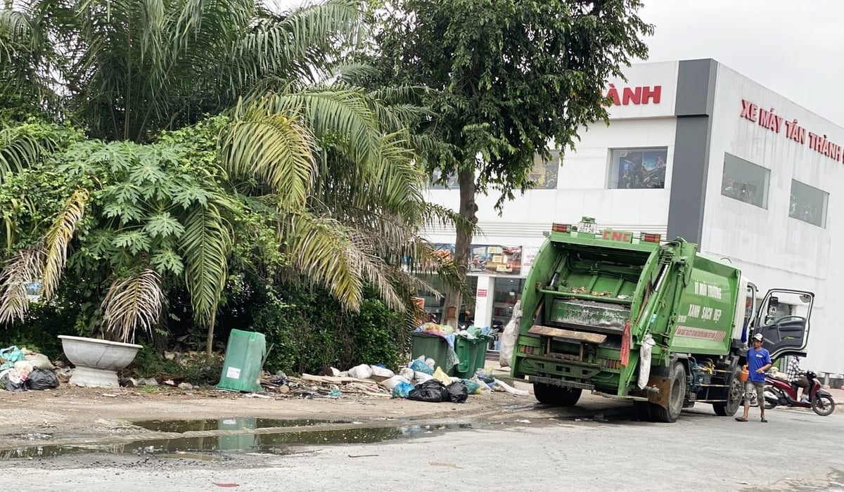 Các đơn vị công ích tỉnh Vĩnh Long đang tăng tần suất thu gom, vận chuyển rác thải rắn sinh hoạt từ các điểm, trạm trung chuyển rác đến khu lưu giữ, xử lý tập trung. Ảnh: Lê Hùng. Các đơn vị công ích tỉnh Vĩnh Long đang tăng tần suất thu gom, vận chuyển rác thải rắn sinh hoạt từ các điểm, trạm trung chuyển rác đến khu lưu giữ, xử lý tập trung. Ảnh: Lê Hùng.