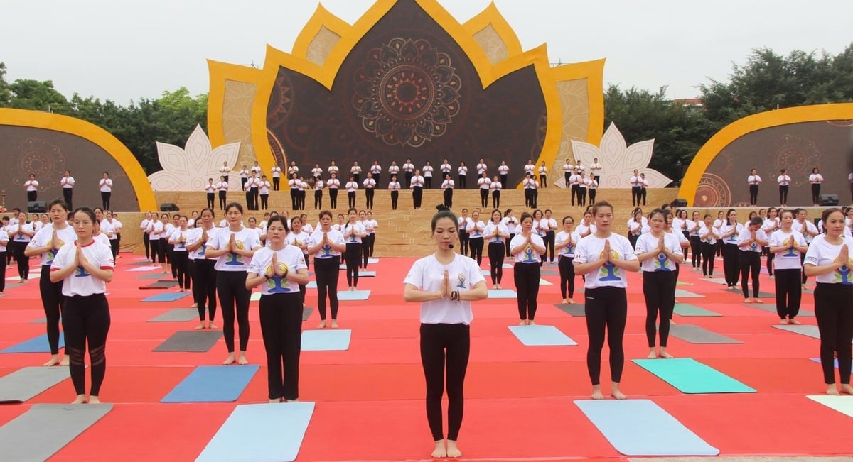 Màn đồng diễn Yoga với sự tham gia của hàng trăm huấn luyện viên, vận động viên đến từ Ấn Độ và tỉnh Lạng Sơn. Ảnh: Hoàng Nghĩa. Màn đồng diễn Yoga với sự tham gia của hàng trăm huấn luyện viên, vận động viên đến từ Ấn Độ và tỉnh Lạng Sơn. Ảnh: Hoàng Nghĩa.
