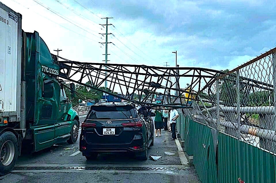 Cần cẩu gãy, đè 2 xe đang chạy trên đường. Ảnh: CTV. Cần cẩu gãy, đè 2 xe đang chạy trên đường. Ảnh: CTV.