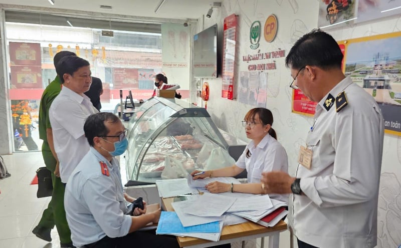 Cơ quan chức năng kiểm tra để trả lời cho người dân, để người dân, người tiêu dùng bớt lo lắng. Ảnh: Đức Xuân. Cơ quan chức năng kiểm tra để trả lời cho người dân, để người dân, người tiêu dùng bớt lo lắng. Ảnh: Đức Xuân.