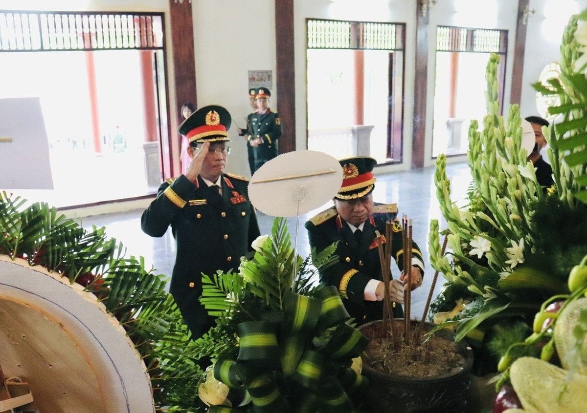 Thượng tướng Trần Quang Phương - Ủy viên BCH Trung ương Đảng, Phó Chủ tịch Quốc hội dâng hương tưởng niệm. Ảnh: N.H Thượng tướng Trần Quang Phương - Ủy viên BCH Trung ương Đảng, Phó Chủ tịch Quốc hội dâng hương tưởng niệm. Ảnh: N.H