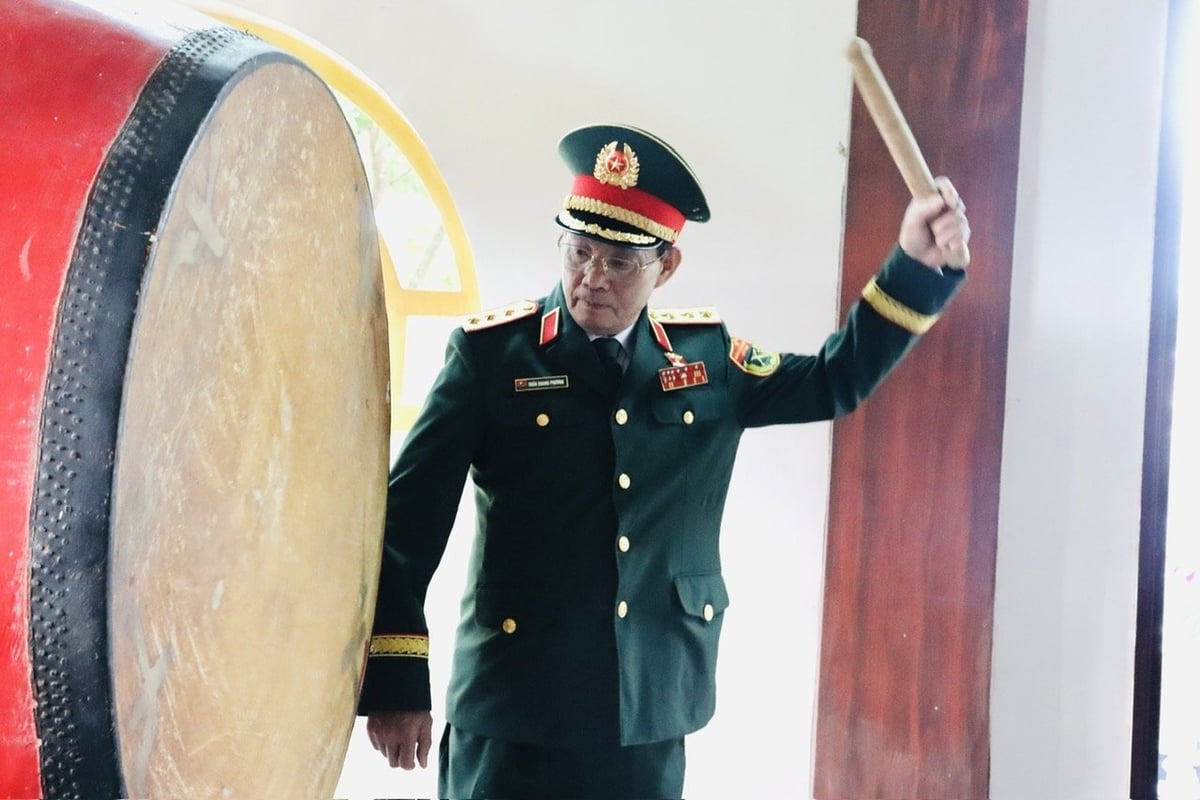Thượng tướng Trần Quang Phương - Ủy viên BCH Trung ương Đảng, Phó Chủ tịch Quốc hội đánh 3 hồi trống. Ảnh: N.H Thượng tướng Trần Quang Phương - Ủy viên BCH Trung ương Đảng, Phó Chủ tịch Quốc hội đánh 3 hồi trống. Ảnh: N.H