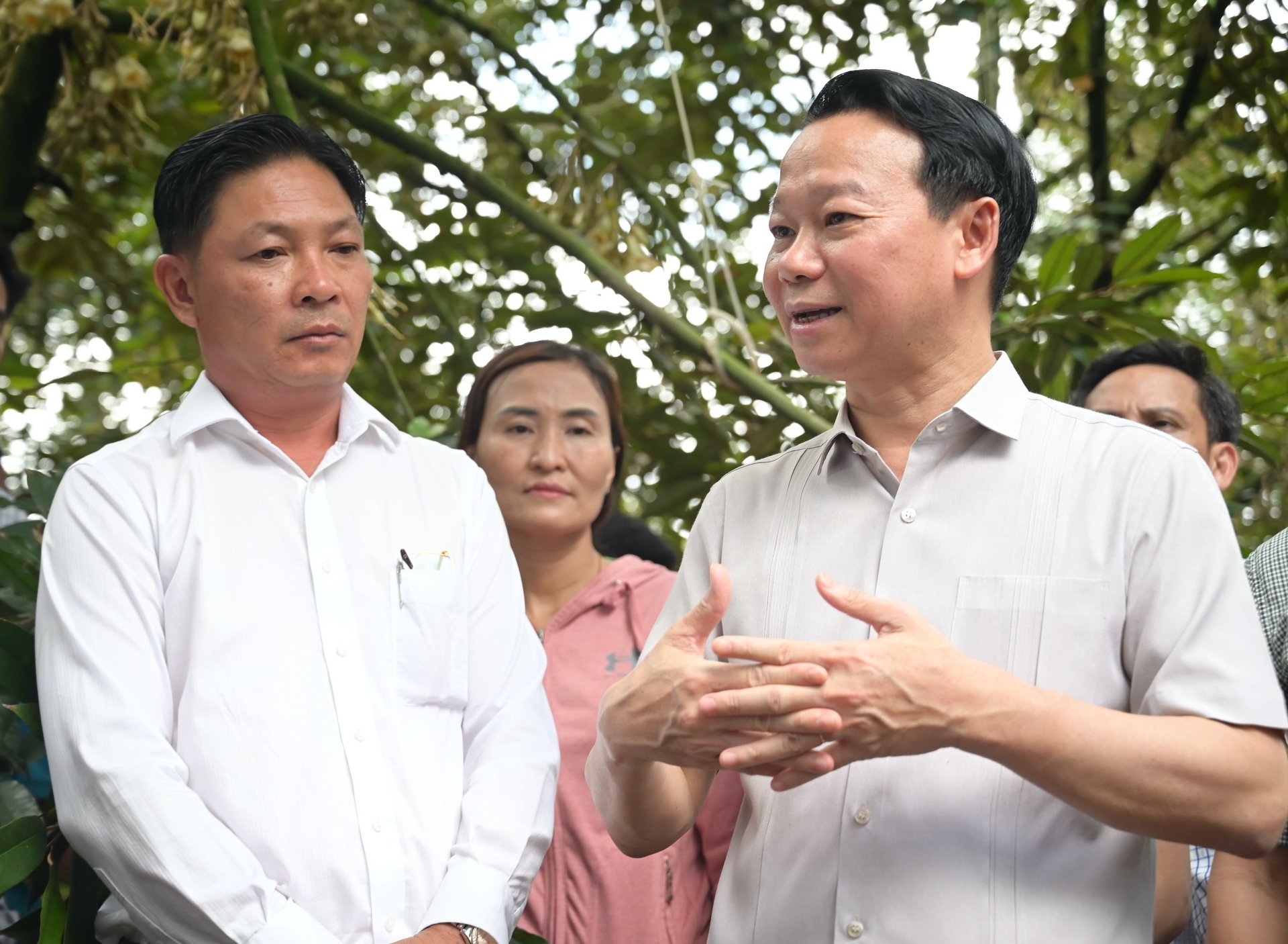 Bộ trưởng Bộ Nông nghiệp và Môi trường Đỗ Đức Duy trao đổi với ông Lê Minh Tâm, Giám đốc Công ty TNHH Thương mại nông sản Thiện Tâm tại vùng nguyên liệu ở Đắk Lắk. Ảnh: Phương Chi.