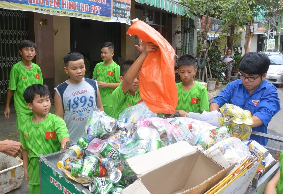 'Biệt đội nhí bảo vệ môi trường' ờ phường Thuận Phước, quận Hải Châu, TP Đà Nẵng thu gom rác tài nguyên ở khu dân cư vào mỗi cuối tuần. Ảnh: Lan Anh. 'Biệt đội nhí bảo vệ môi trường' ờ phường Thuận Phước, quận Hải Châu, TP Đà Nẵng thu gom rác tài nguyên ở khu dân cư vào mỗi cuối tuần. Ảnh: Lan Anh.