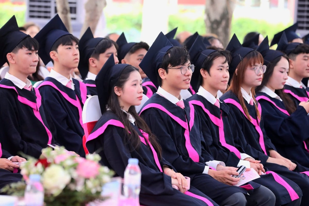 Lần đầu tiên trên chính mảnh đất giàu truyền thống hiếu học, các em có thể 'Ăn cơm nhà, học gần nhà, lấy bằng quốc tế'. Lần đầu tiên trên chính mảnh đất giàu truyền thống hiếu học, các em có thể 'Ăn cơm nhà, học gần nhà, lấy bằng quốc tế'.