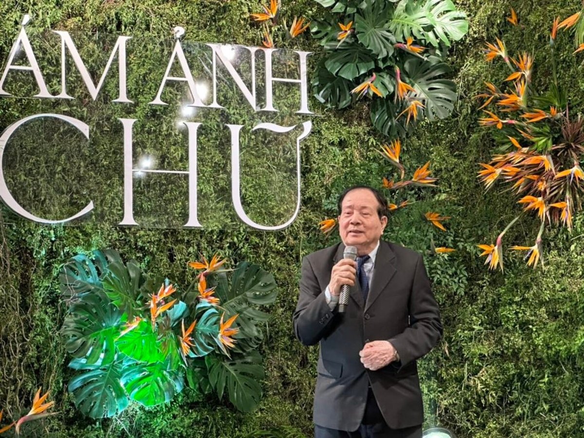 Nhà thơ Hữu Thỉnh ra mắt 'Ám ảnh chữ' ở tuổi 83. Nhà thơ Hữu Thỉnh ra mắt 'Ám ảnh chữ' ở tuổi 83.